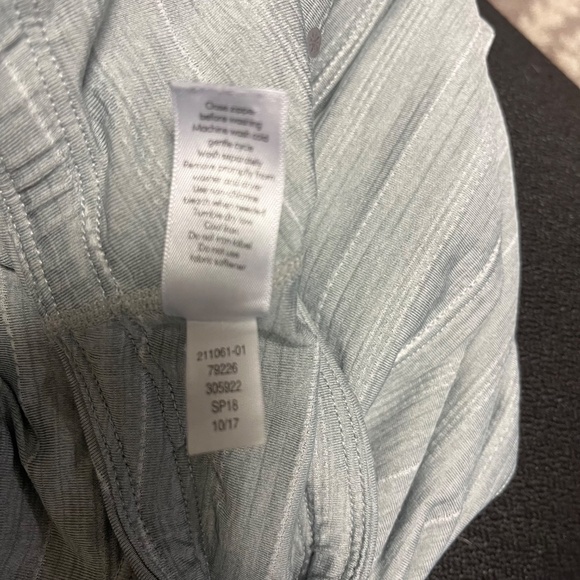 ATHLETA Ruffle Swagger Tennis Tiered Skirt Skort Light Gray  - Women’s XL - Picture 6 of 9